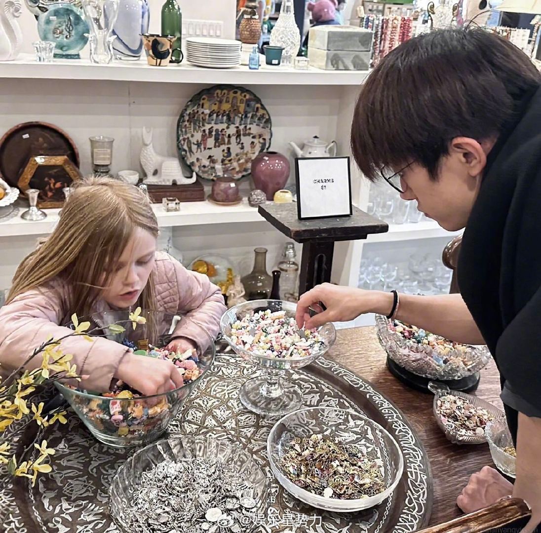 总在意想不到的地方偶遇易烊千玺玉龙雪山的风、展馆的灯、文具店的走道、地坛公园的一