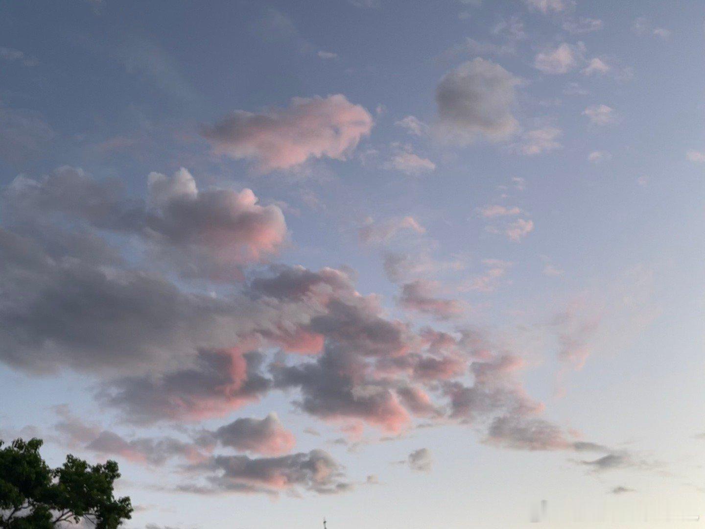 今天没有拍落日，拍到了柚子色的晚霞明天开启旅行前繁忙的两周，尽力做好每一天 