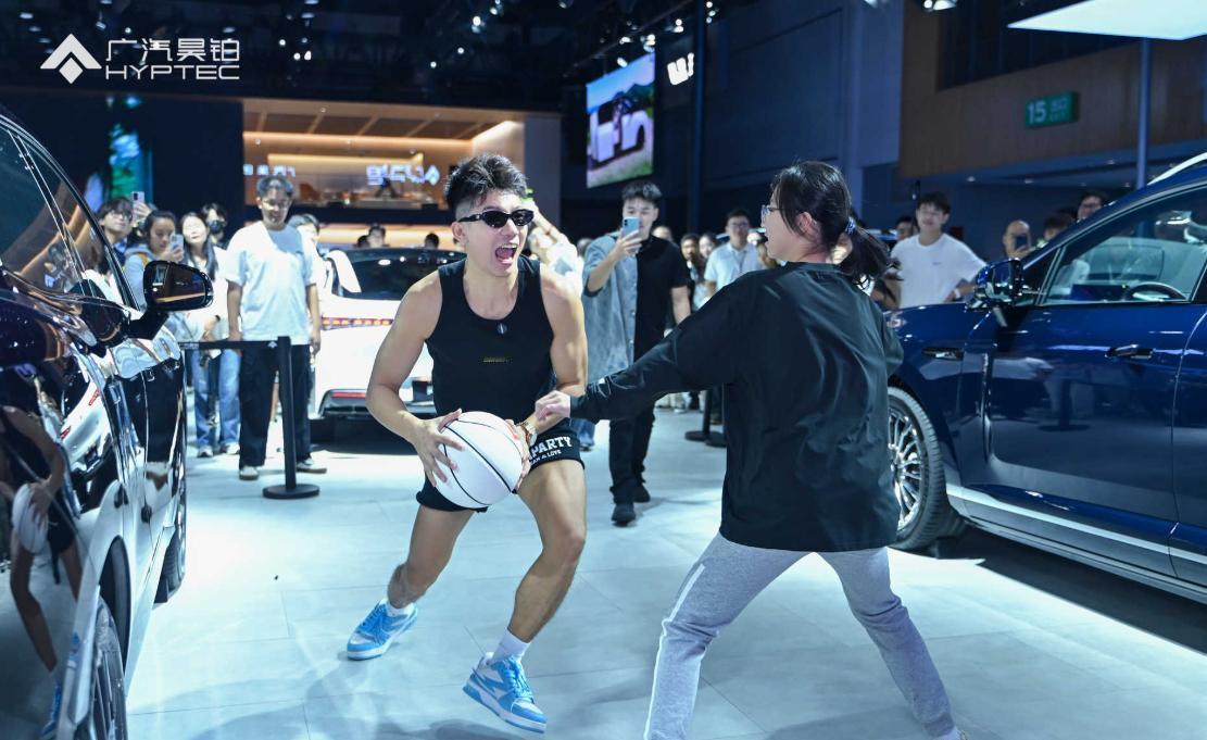 篮球网红周楷恒成都车展揭秘，昊铂HT如何成为家庭出行“六边形战士”
成都车展的广