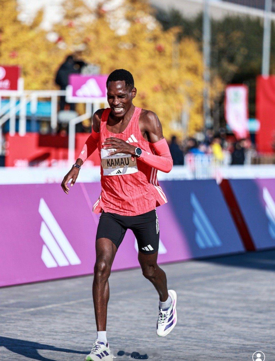 北马破三人数创纪录3.2 万跑者聚天安门逐风奔跑，埃塞俄比亚选手脚踩阿迪达斯战靴