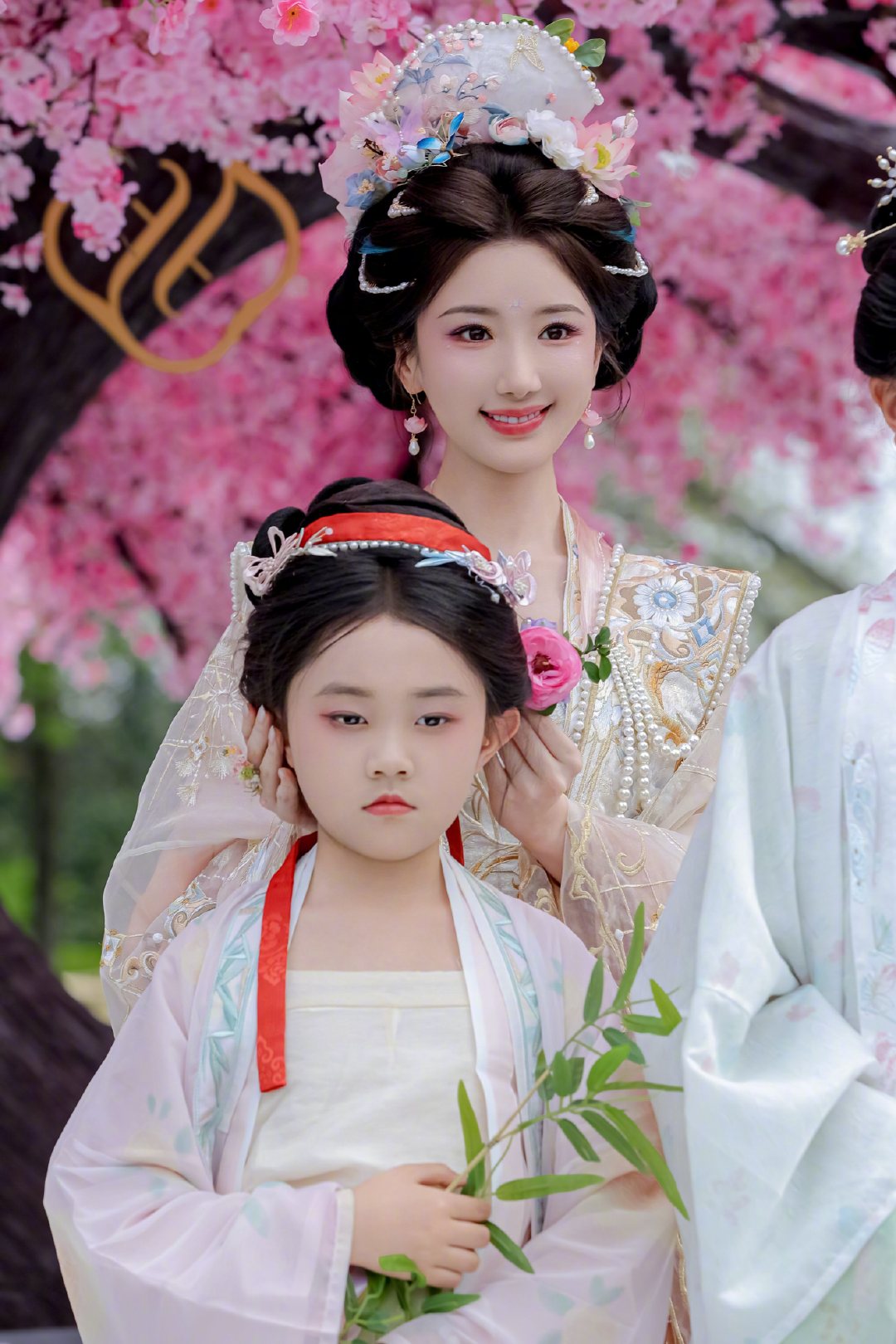 毛晓彤花神妆 谁懂毛晓彤这组花神妆的绝美，发间鲜花点缀温柔雅致，清透灵动的妆面将