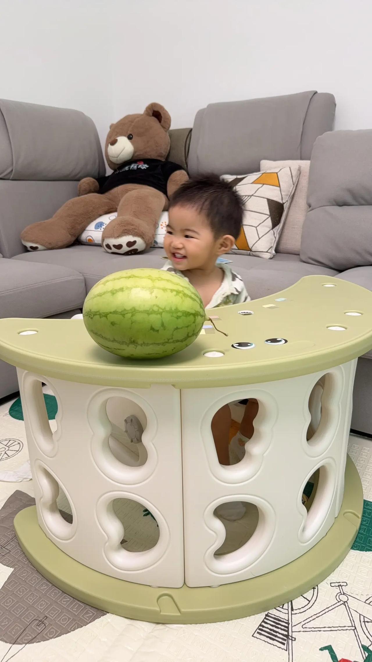【新买的玩具来啦】一套新桌椅，即可当座椅，又能当溜溜坡用😀宝宝与西瓜 挑西瓜的