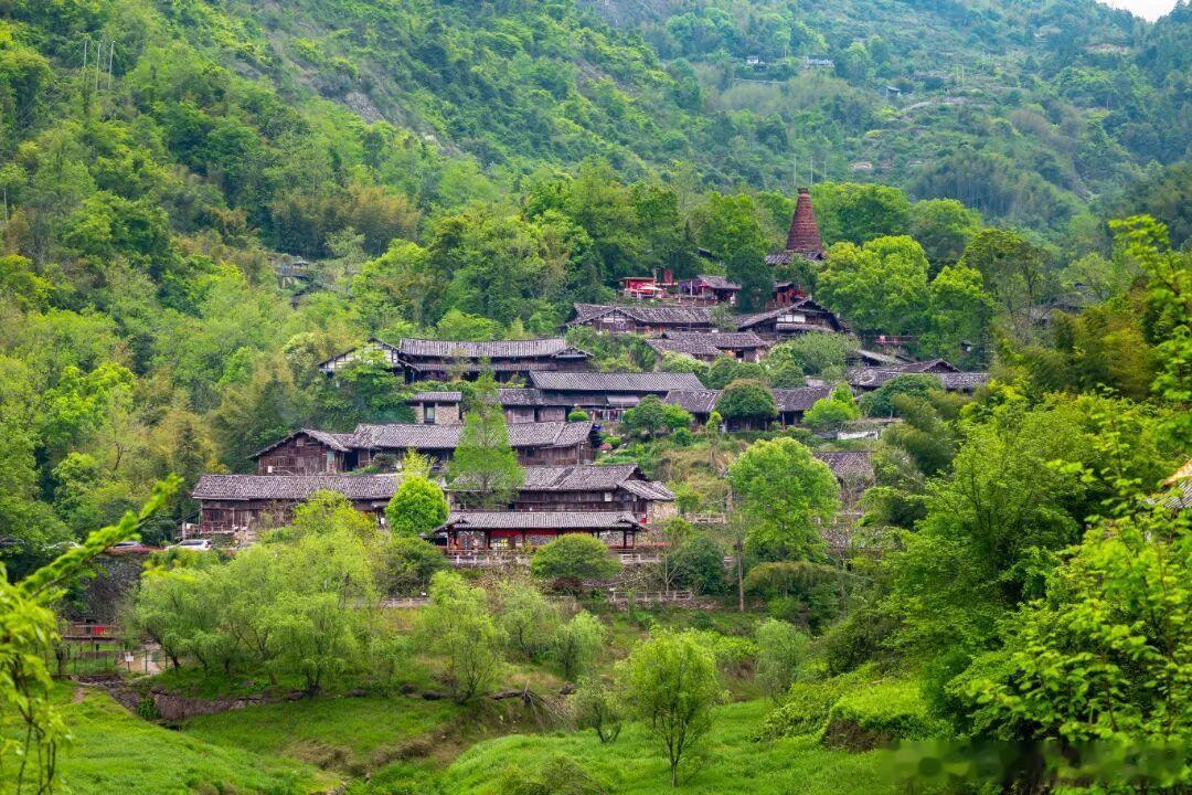 温州碗窑古村夏日避暑绝佳小众村落，躲进山林瀑布旁的瓷韵古村。绿荫环绕自带天然凉意
