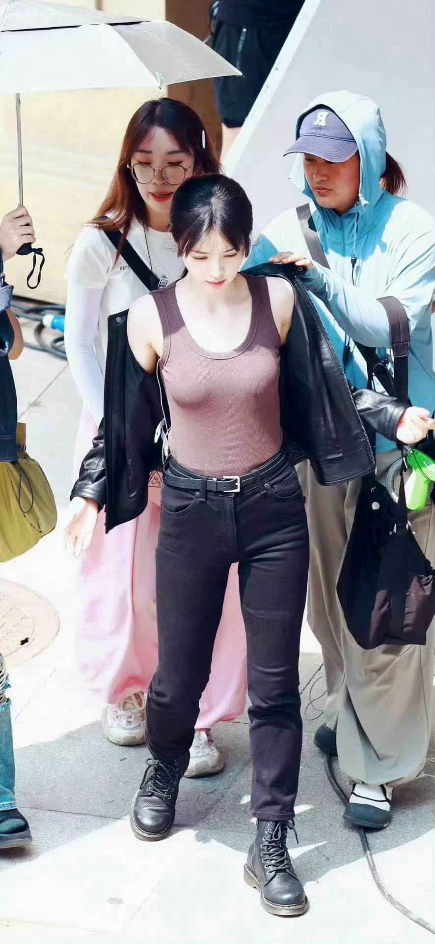田曦薇 女装牛仔裤小田亮车灯 