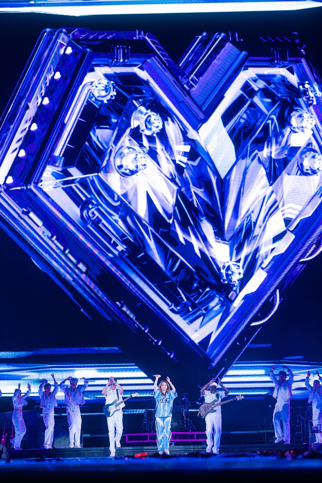 灯光收拢时她笑着分享爸妈的纪念日，把遥远星光照进生活烟火。她大可只做巨星，却偏要