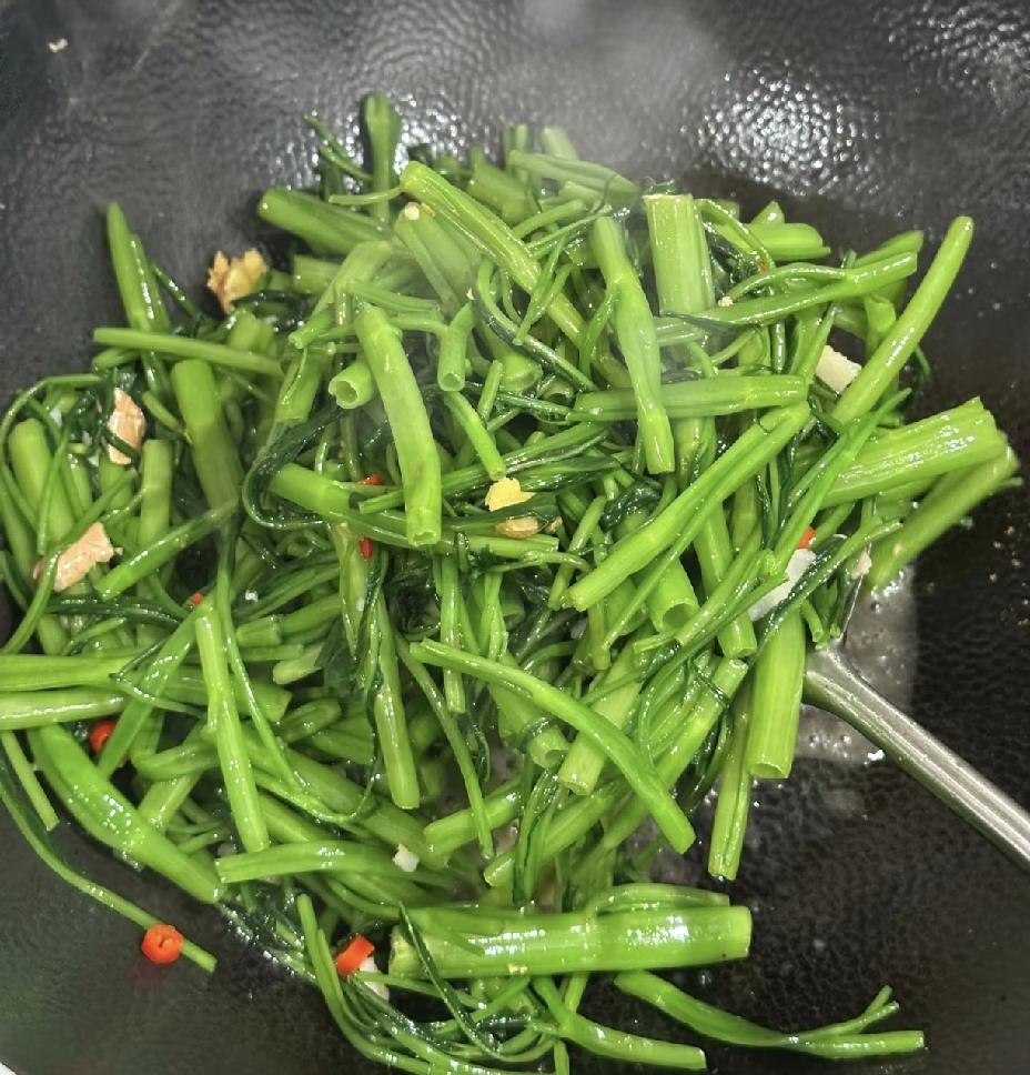 最近吃什么蔬菜健康呢？
香椿：季节过了，想吃也买不着，不吃。

黄瓜：天天端上桌