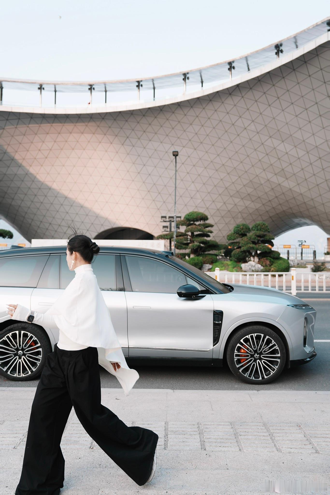 努力当上蔚来代言人的不知道多少天 我的es8都这么帅了我跟着一起帅一下不过分吧！