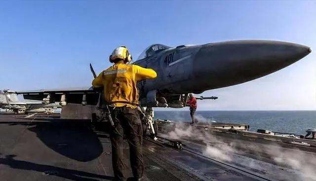 史诗怒火！经济狂怒！
怒火一个接着一个，真够伊朗受的。
以色列美国狂轰滥炸伊朗一