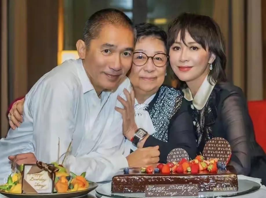 梁朝伟全家福被曝光
第一张图是梁朝伟刘嘉玲和妈妈的合照
刘嘉玲的婆婆未见白发，好