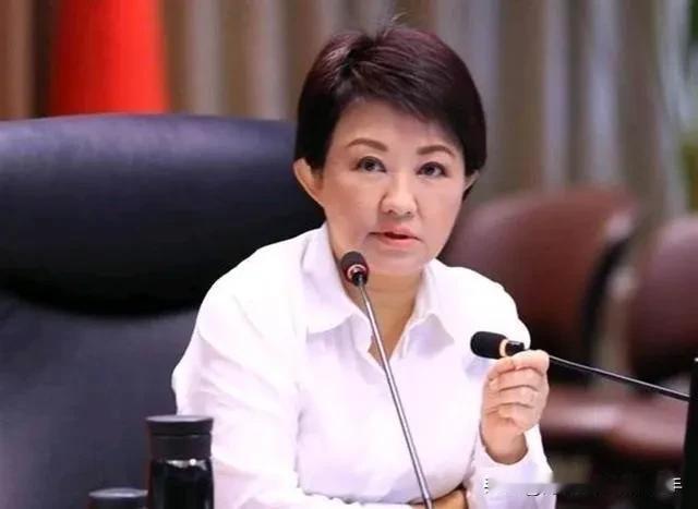 国民党以下跪的方式，硬生生的给美国送了一份大礼！赶在特朗普访华前，国民党通过了所