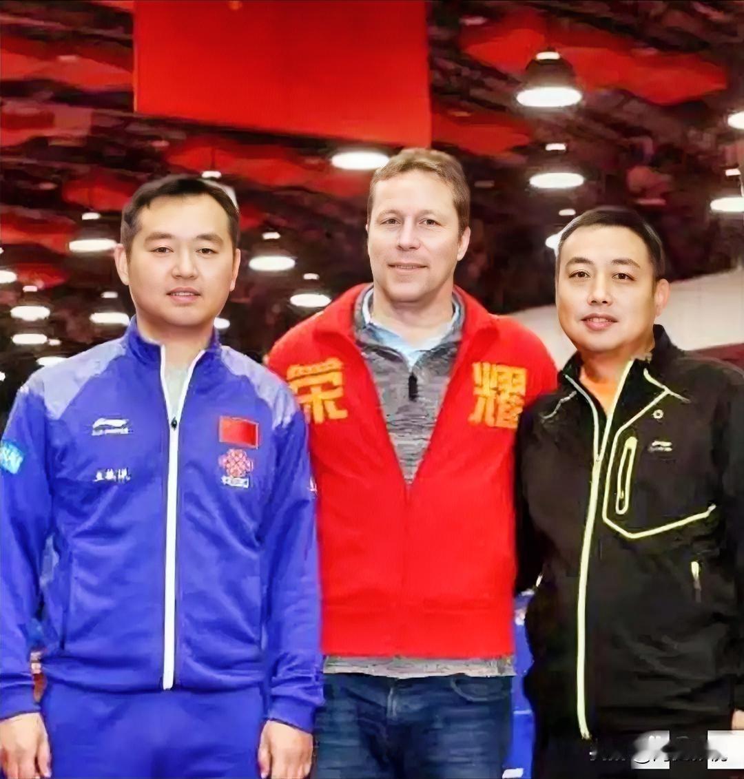 仔细看，那时的孔令辉疏眉朗目，气宇轩昂。右边的是目若朗星，气宇不凡的刘国梁。不愧