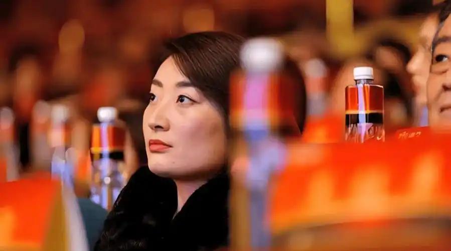宗馥莉心腹严学峰被查，会不会拔出萝卜带出泥？他主导的桶装水销售业务转移，导致利润