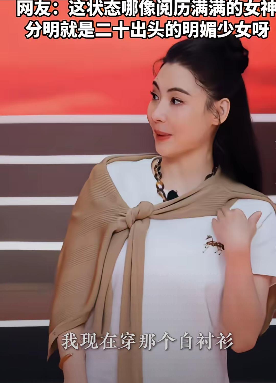 45岁的张柏芝惊喜现身品牌直播间，一身简约造型显得人青春靓丽，不少网友感慨，张柏