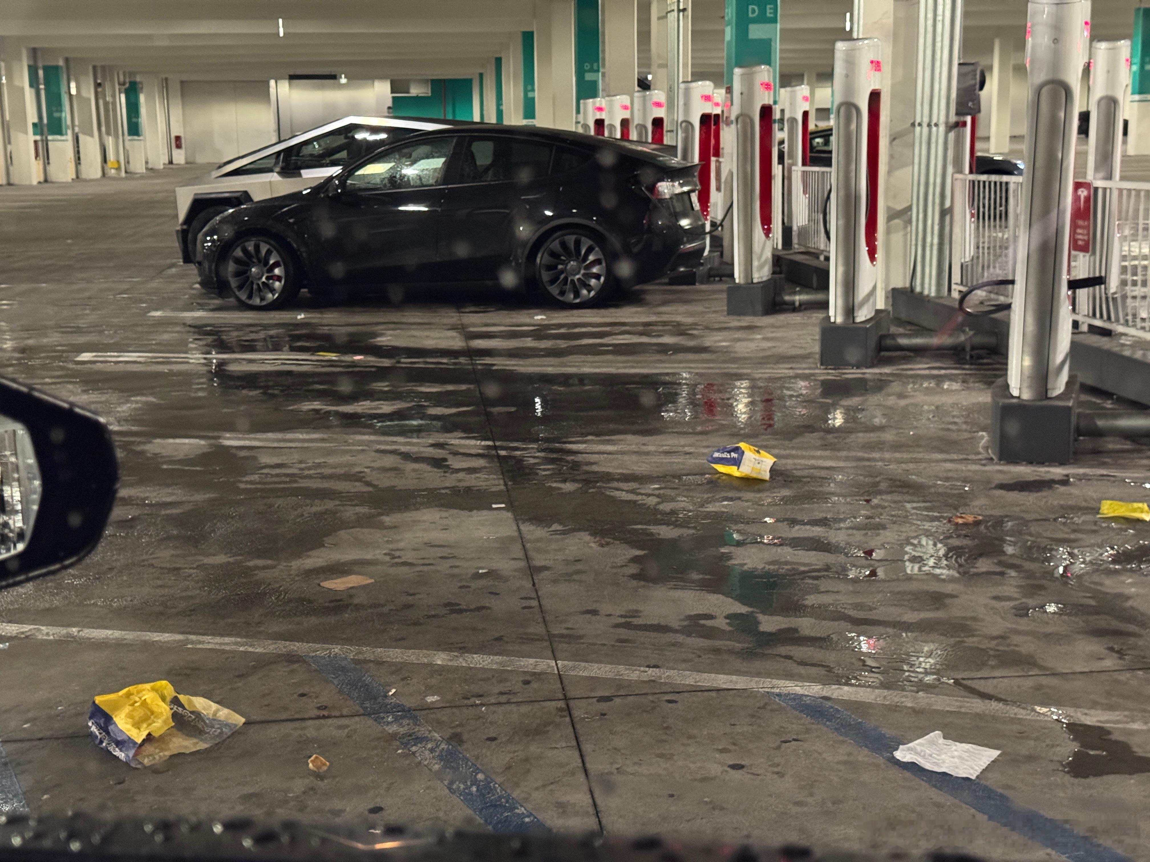 充电桩不好找就算了，充电排队可以接受，满地的垃圾也就忍了……可是那空气中弥漫着的