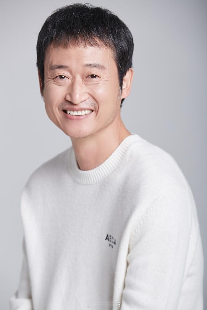 【演员柳承穆谈及ENA《稻草人》幕后趣事】柳承穆表示“去别的拍摄现场时,化妆组和