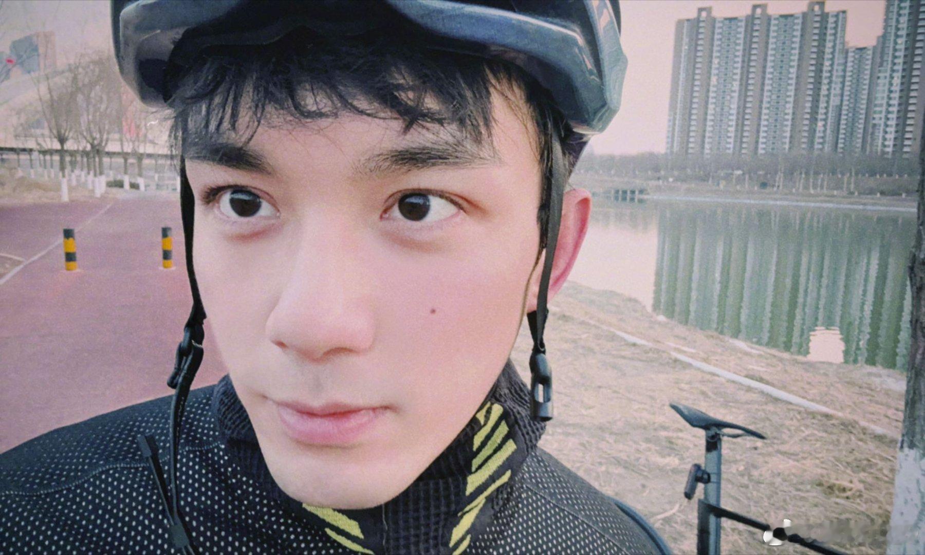 吴磊骑车一直骑到涮肉变熟  我的骑行少年吴磊 