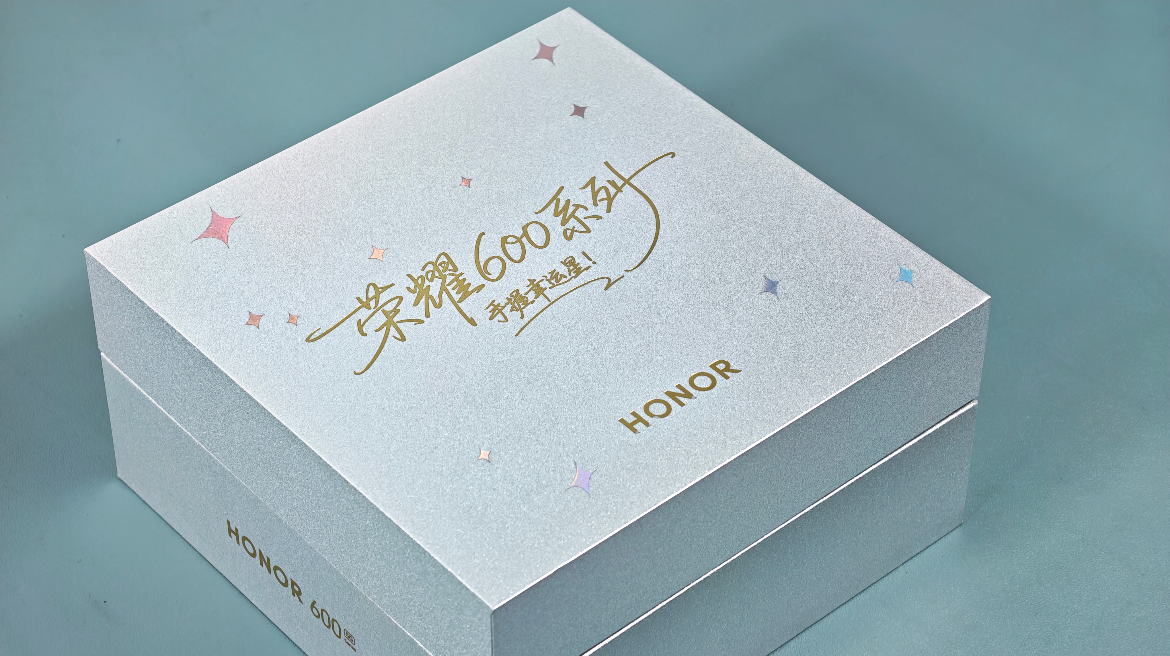 娃！收到了荣耀600系列和星巴克联名礼盒【手握幸运星礼盒】！礼盒内含一款颜值爆表