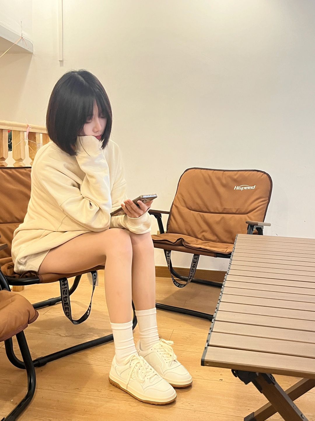 又是卫衣露腿小白鞋