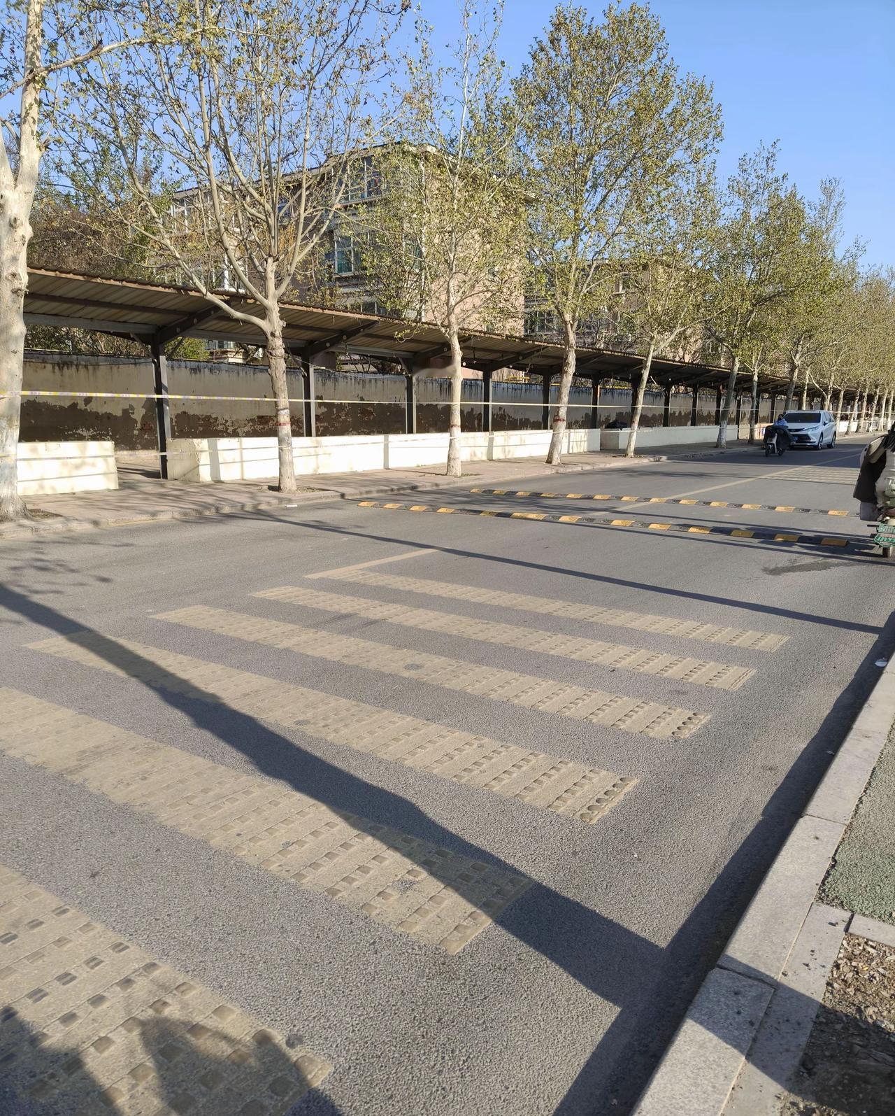 东地南路，堤岭那边的菜市场前几天拆除了。
我对那还是很有感情的，堤岭还没拆的时候