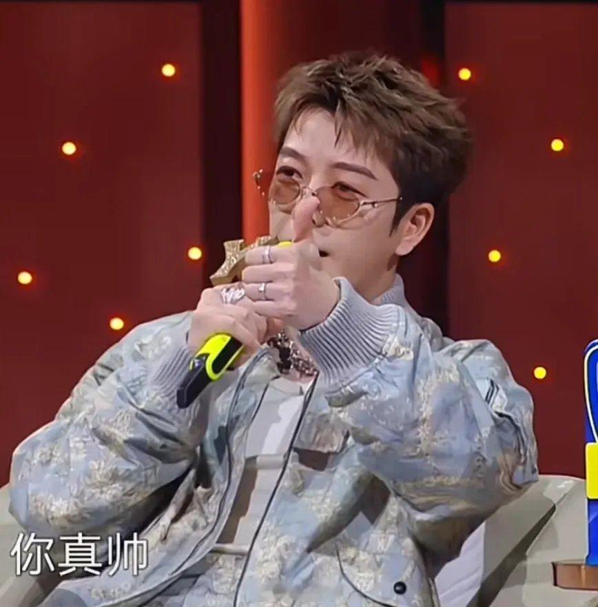 张新成在《我们的歌》唱完后，王栎鑫对他说：“林杨，你真帅，唱得真好。”张新成说：