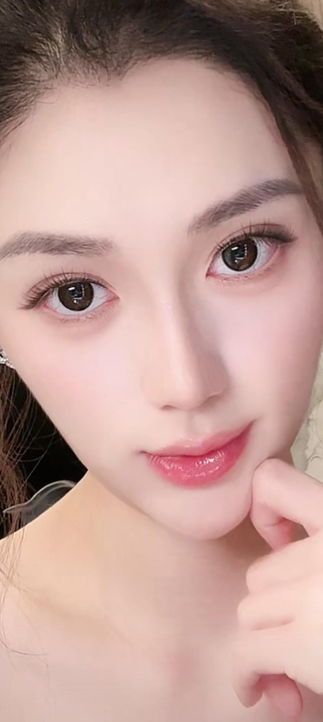 这姑娘的眼睛好大好漂亮！