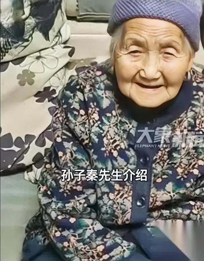 105岁奶奶又忙起来啦！

20多个娃的红包早备好了

你猜她为啥年年雷打不动？