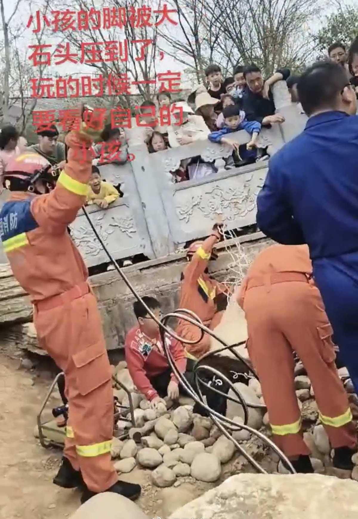 有视频发布者回复网友称，石头确实太大了，十多个男的都抬不起来，119救出来后，小