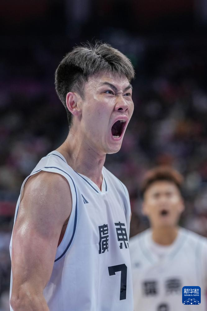 成年组半决赛，才发现王睿泽有点像一位篮球解说？ 