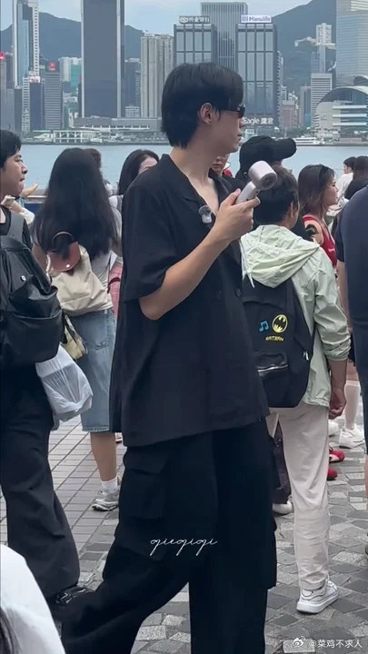 香港偶遇陈少熙 网友香港偶遇陈少熙网友在香港偶遇陈少熙，好帅啊 