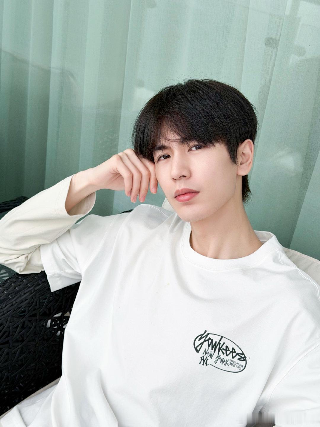 张凌赫顺毛素颜营业图，好一个青春男大生！张凌赫