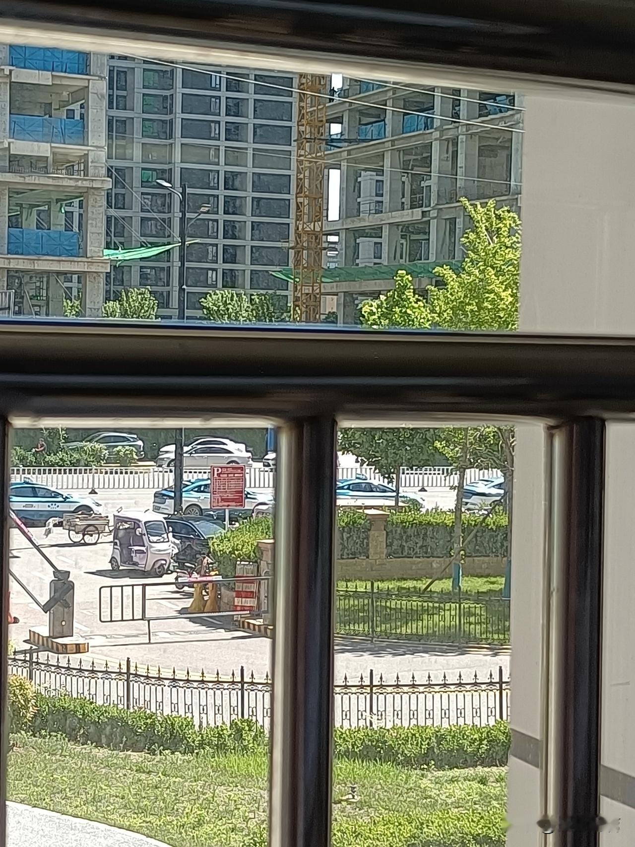 医院门口暴晒的出租车，半天不移动一下。
这个职业越来越成为了鸡肋！
真的是，时代