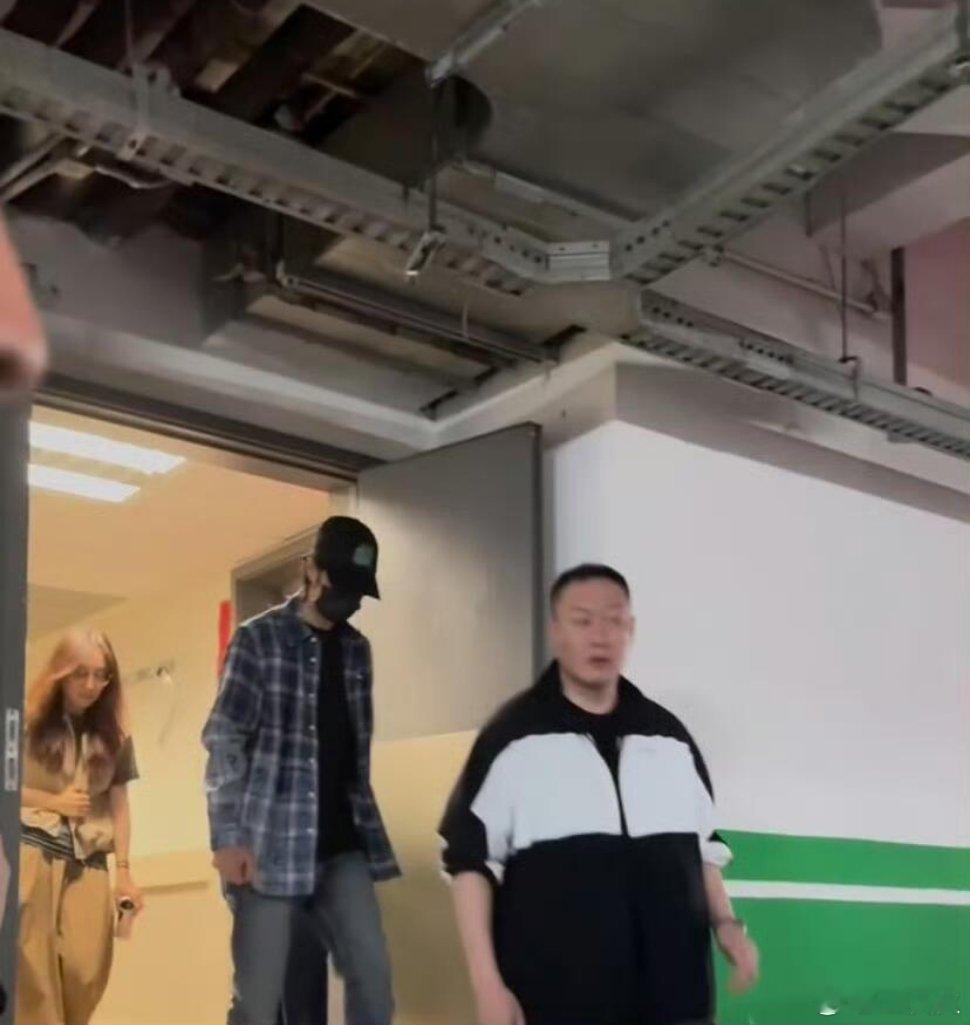 换衣服了一博！你说这是高中生我也信！早上那套果然有点热吧哈哈哈哈 王一博 ​​​
