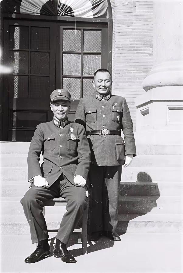 这是抗战期间，一些国民党将领和蒋介石的合影。
          你看看蒋介石的