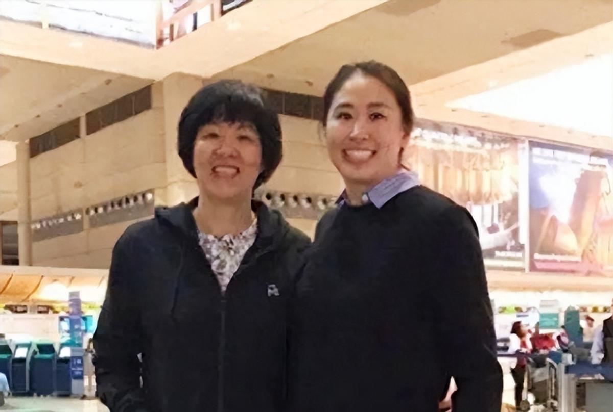 郎平可能从没想到，她嫁给身高一米九的白帆，生下女儿白浪后不久就离了婚，十八年后，