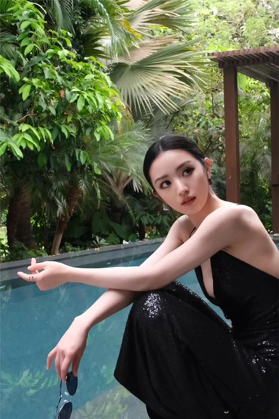 田曦薇这组黑色礼裙妆造大片太惊艳了！黑色吊带礼裙一上身，直接美出新高度。
黑色本