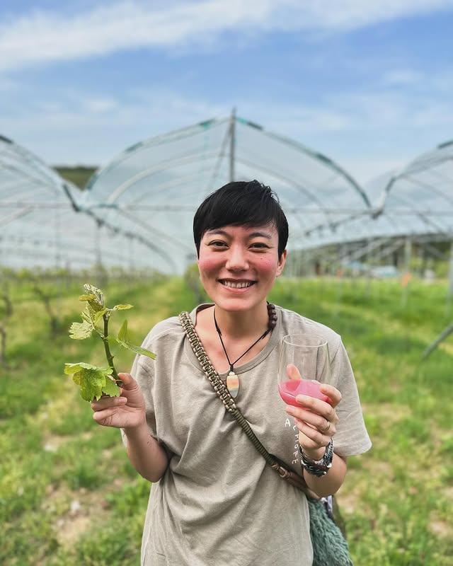 她是日本很出名女演员，最让大家熟悉就是在周杰伦主演电影《头文字D》中饰演茂木夏树