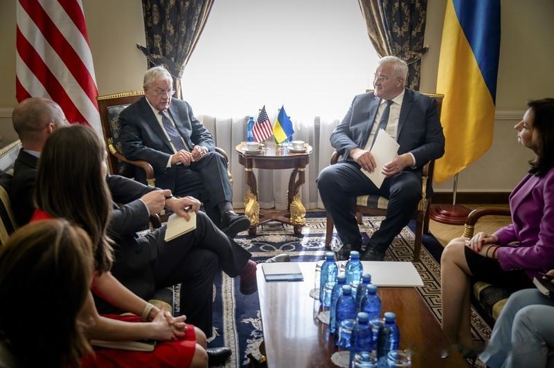 普京和美国特使的会面挺值得琢磨。普京自己都说和特使威特科夫的会谈“非常有益”，一