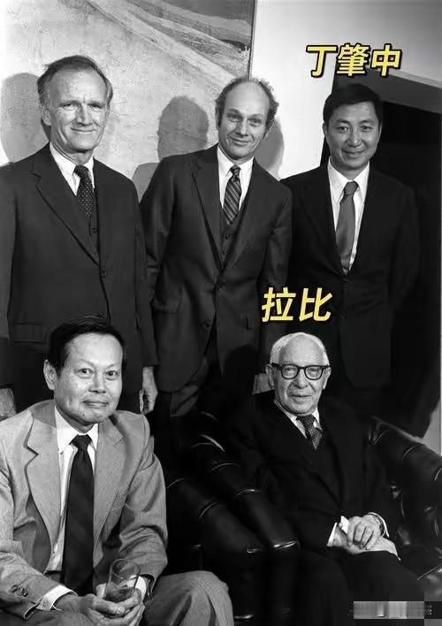 与杨振宁先生合影拍照的这些人，几乎都是学术界的大咖，也几乎都是全世界最聪明的大脑