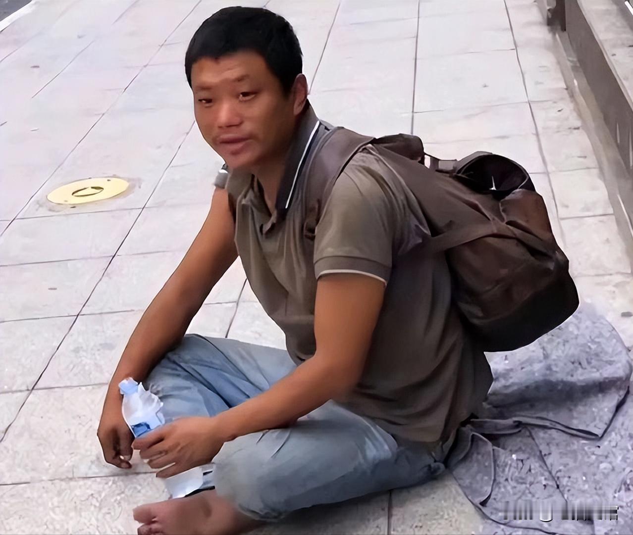 “我不配回中国，没脸见人。”2018年，四川小伙流落巴西街头，靠乞讨为生。当大使