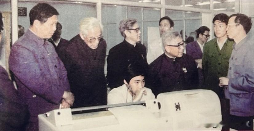 1985年5月6日至8日，由王选主持研制的“华光Ⅱ型计算机-激光汉字编辑排版系统