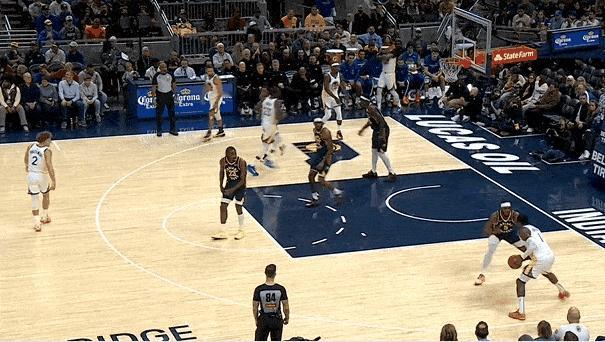 弹簧腿！库明加蹭一下就飞起来了！
在今天NAB常规赛勇士对阵步行者的第三节比赛中