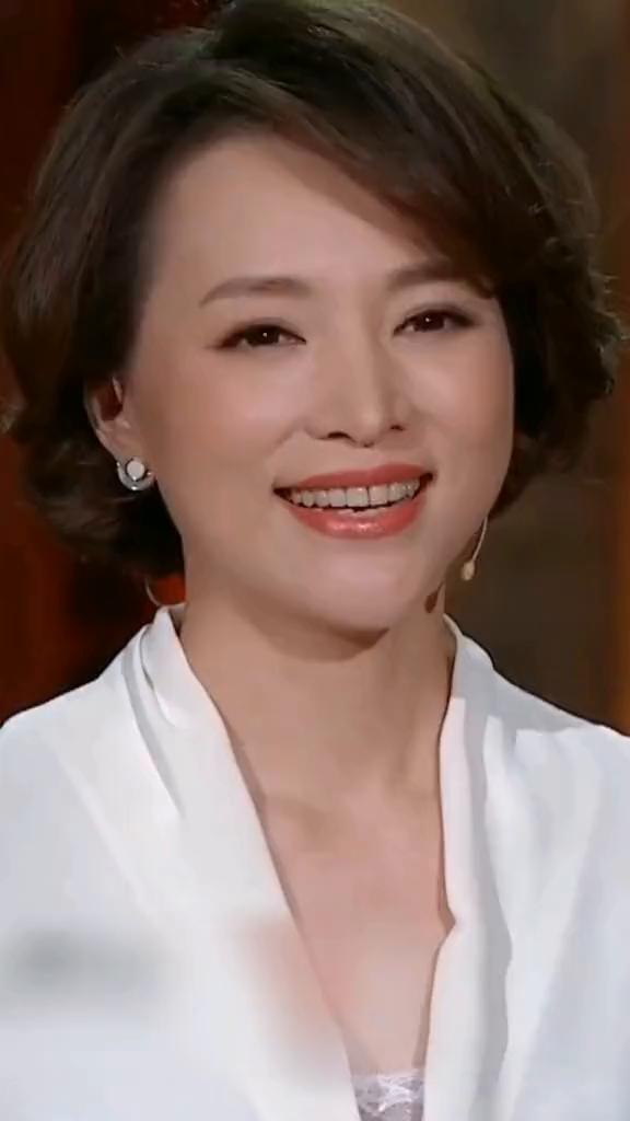其实人在这个世界上，无论选择哪一条道路，它都是荆棘和鲜花同在，有晴空也有冷雨。追