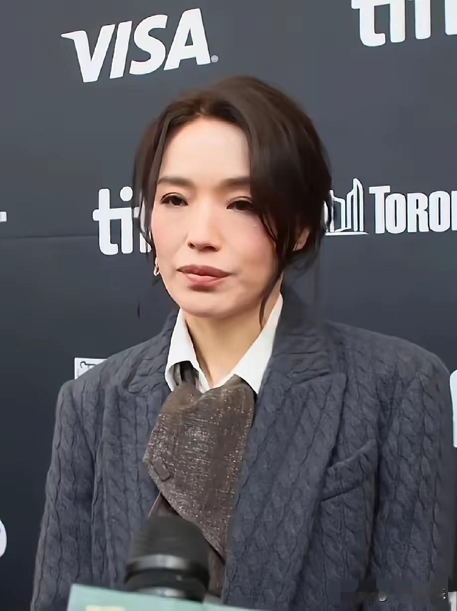 我们都被舒淇的化妆师给骗了，
她真实的样子和生活中年近50的中年妇女并无两样，眼