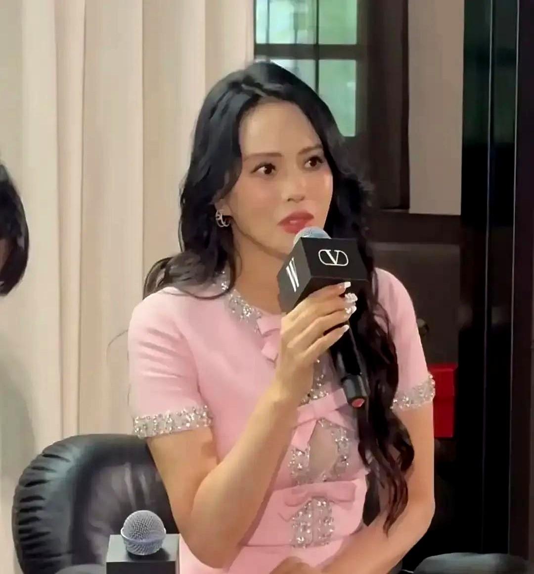 这对比也太戳心了吧！

现在网上吵翻了，有人说伊能静天天直播涂脸喝胶原，苹果肌亮