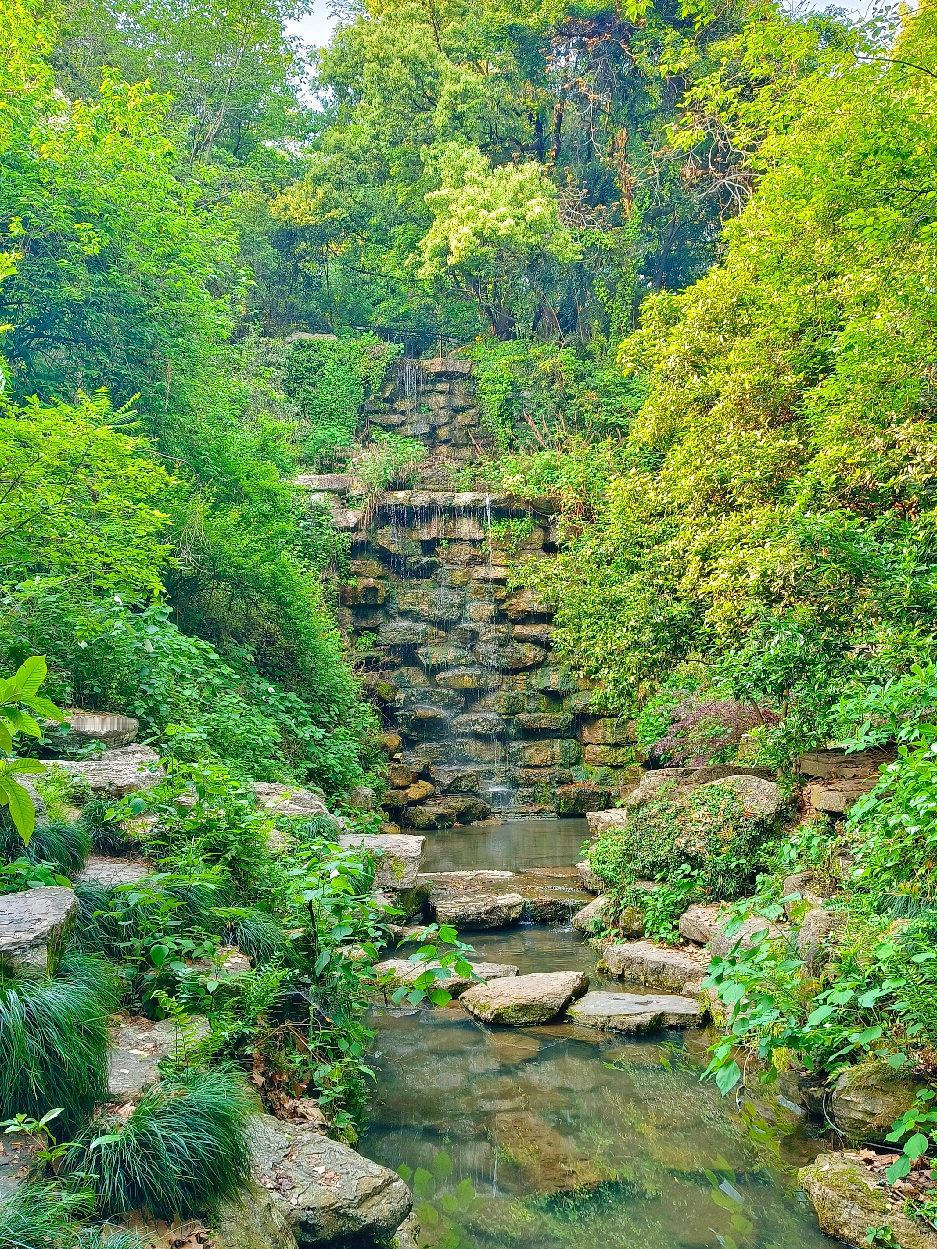 《绍兴日记》绍兴，一座浸染千年岁月的江南古城。府山，古称卧龙山、种山，静立城区腹