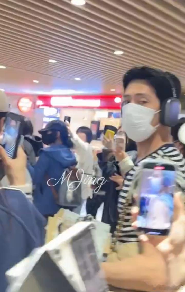 哥：我预感你要说什么了（转头就笑）胡巴妈这身份你是彻底拿捏了哈哈 井柏然听到母亲