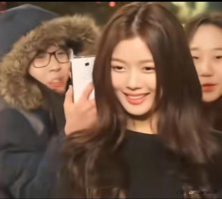 韩国三金:金所炫、金裕贞、金赛纶
可惜三缺一了
希望另外两个都能好好的