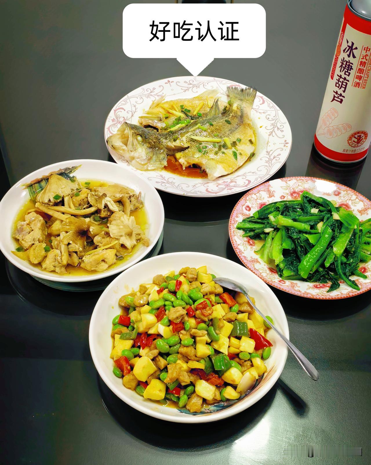 普普通通又一餐～
广州菜市场毛豆看不到，超市也很少
今天只剩一点点毛豆全买了，8
