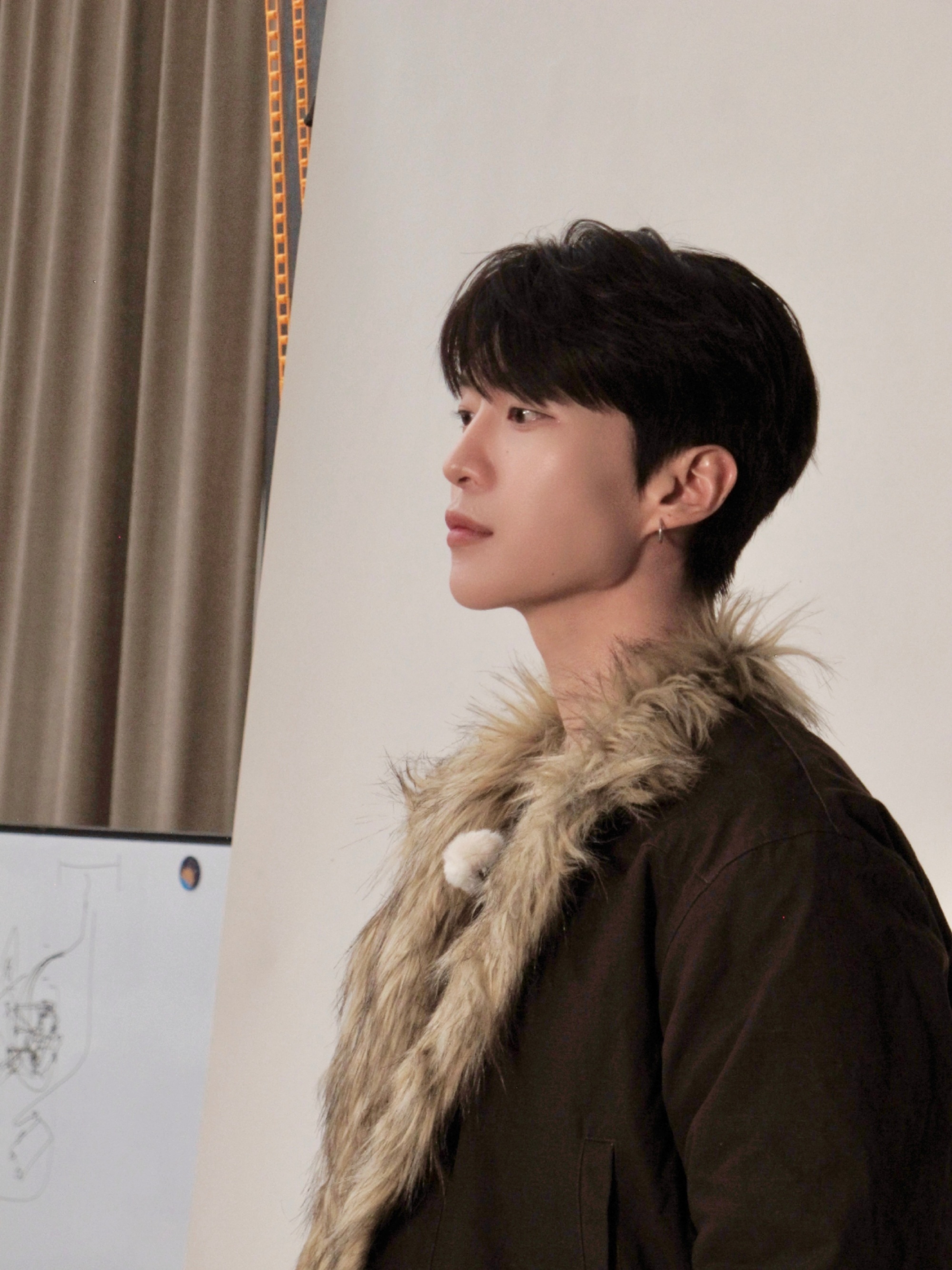 范丞丞比了8个不同心奔跑吧奔跑吧主视觉拍摄现场，范丞丞在线展示花式比心绝技！一口