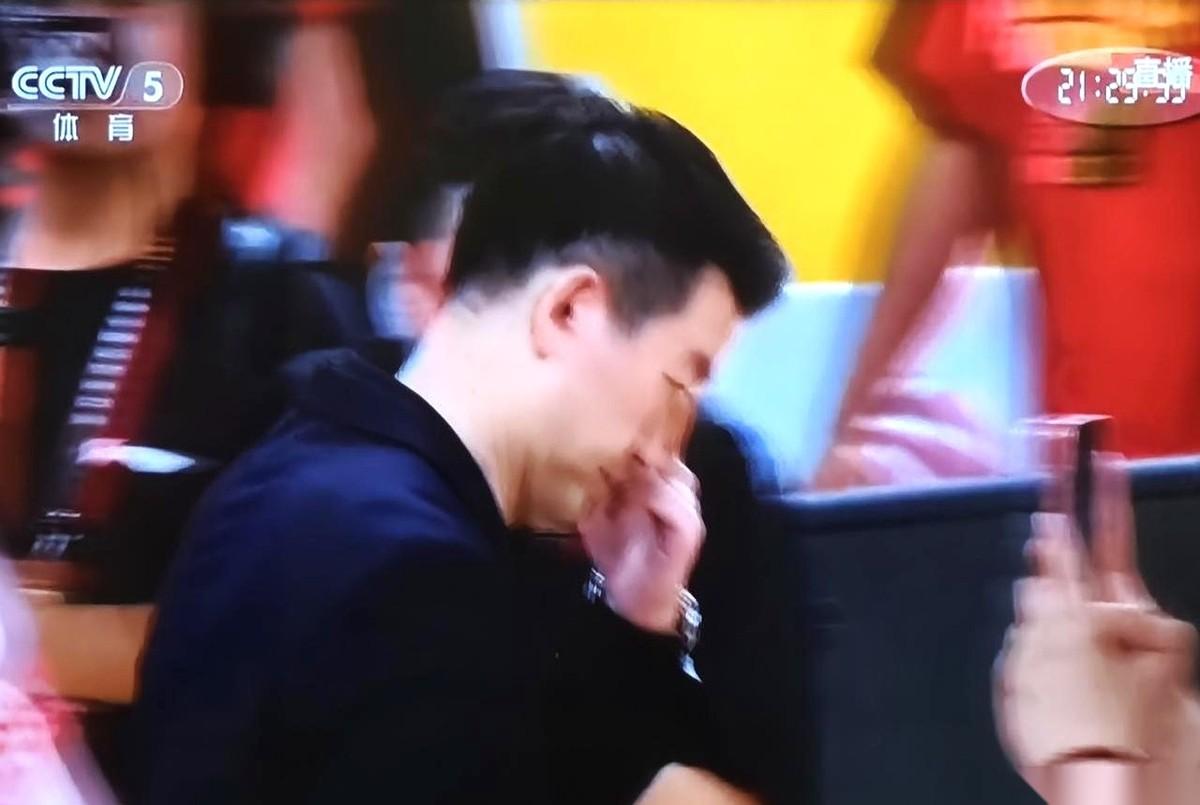 聊聊广厦教练王博。
总决赛0比3，就差一场被人剃光头，网上骂他战术僵化、不会用人